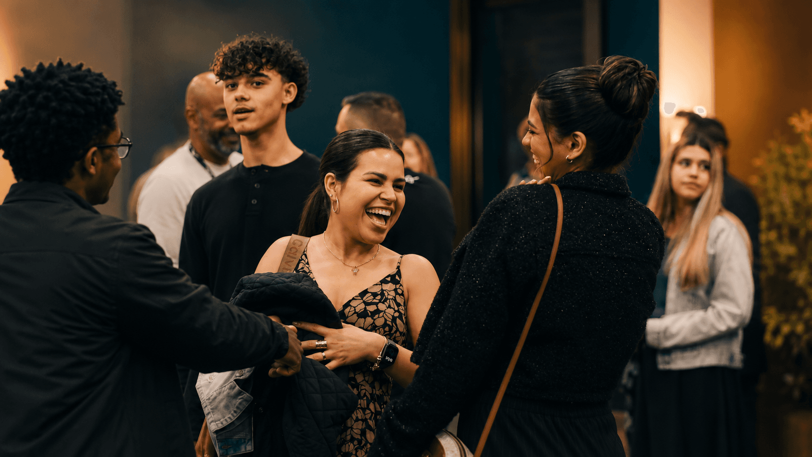 Pessoas na igreja sorrindo