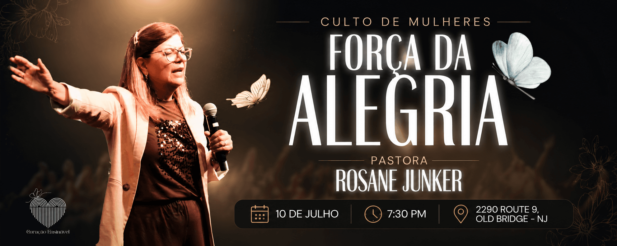 Mulher com microfone na mãe borboletas 