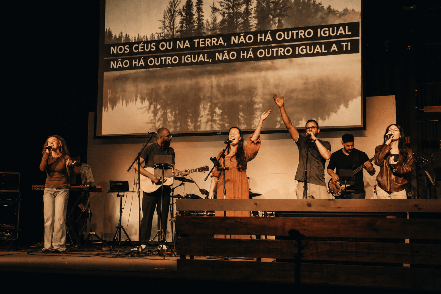 Banda adorando ao Senhor na igreja