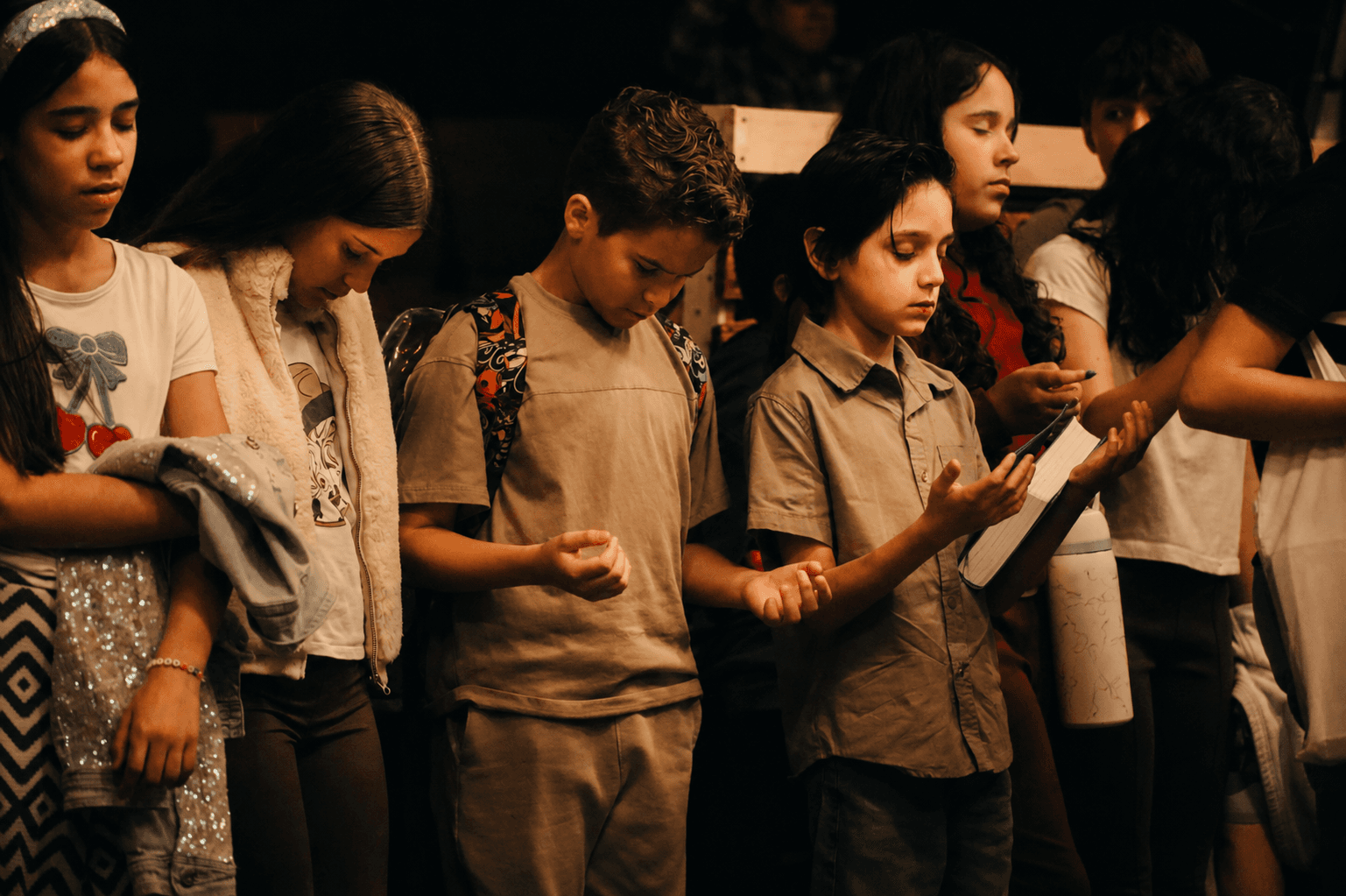 Crianças orando no altar da igreja