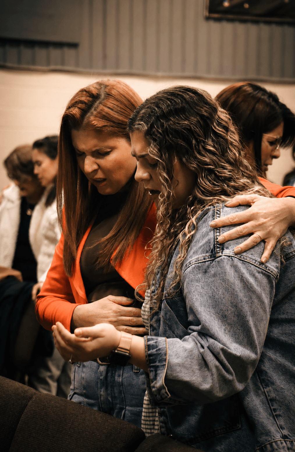 duas mulheres abraçadas orando