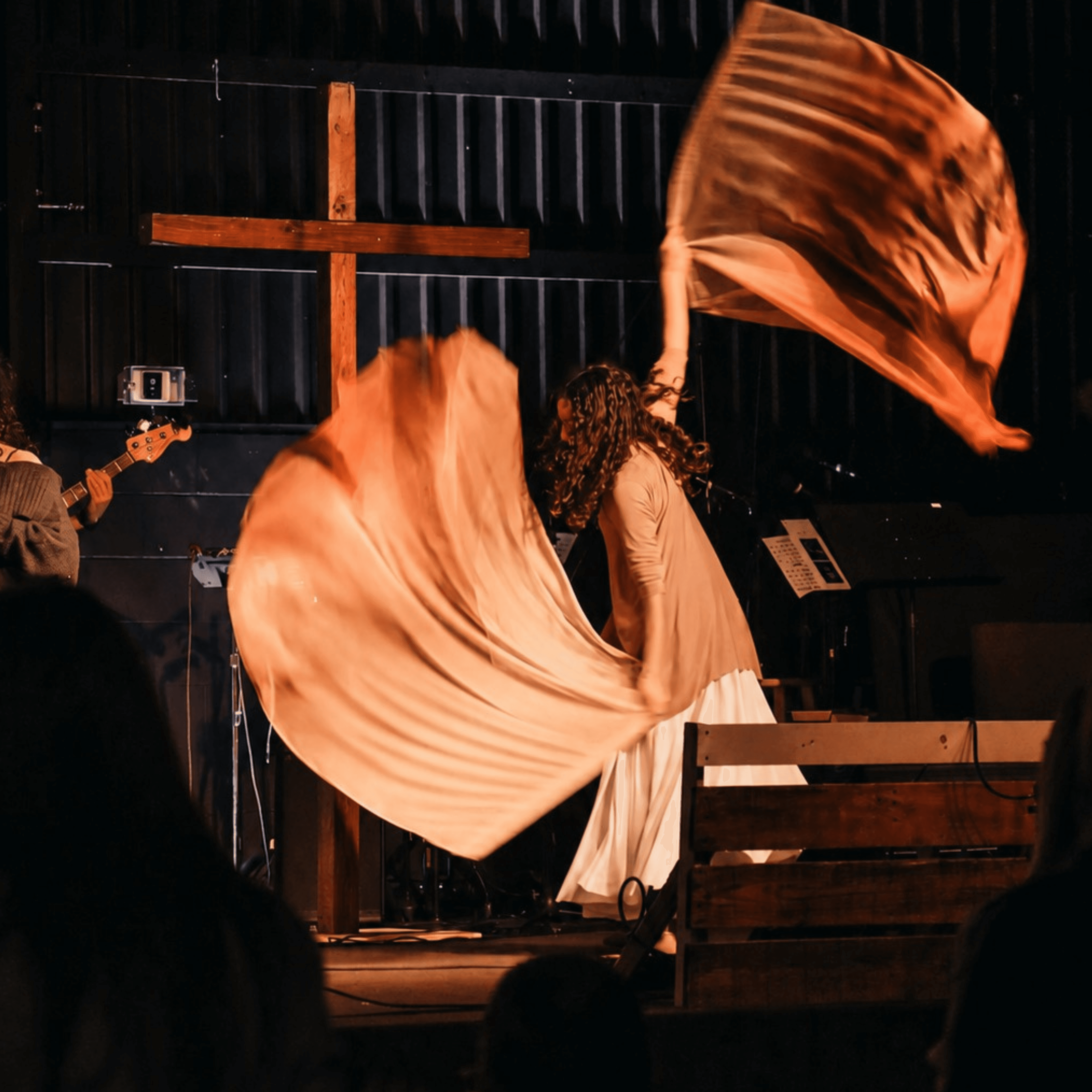 Menina dançando no palco da igreja com bandeira