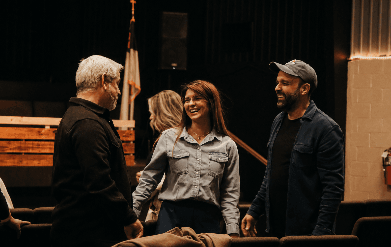 Pessoas felizes na igreja