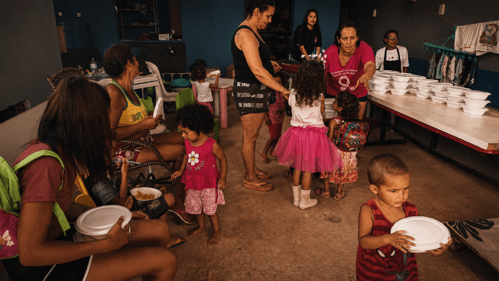 Crianças pobres sendo supridas com marmita 