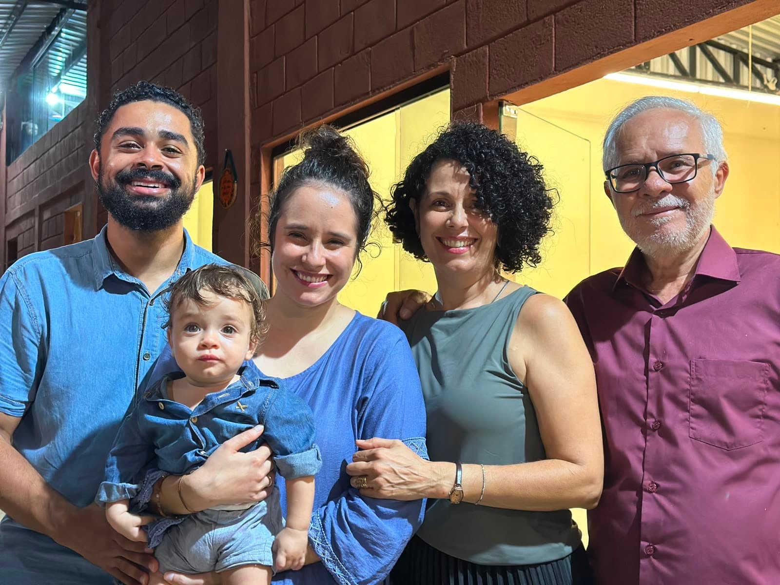 Familia de missionarios dois casais e um bebe