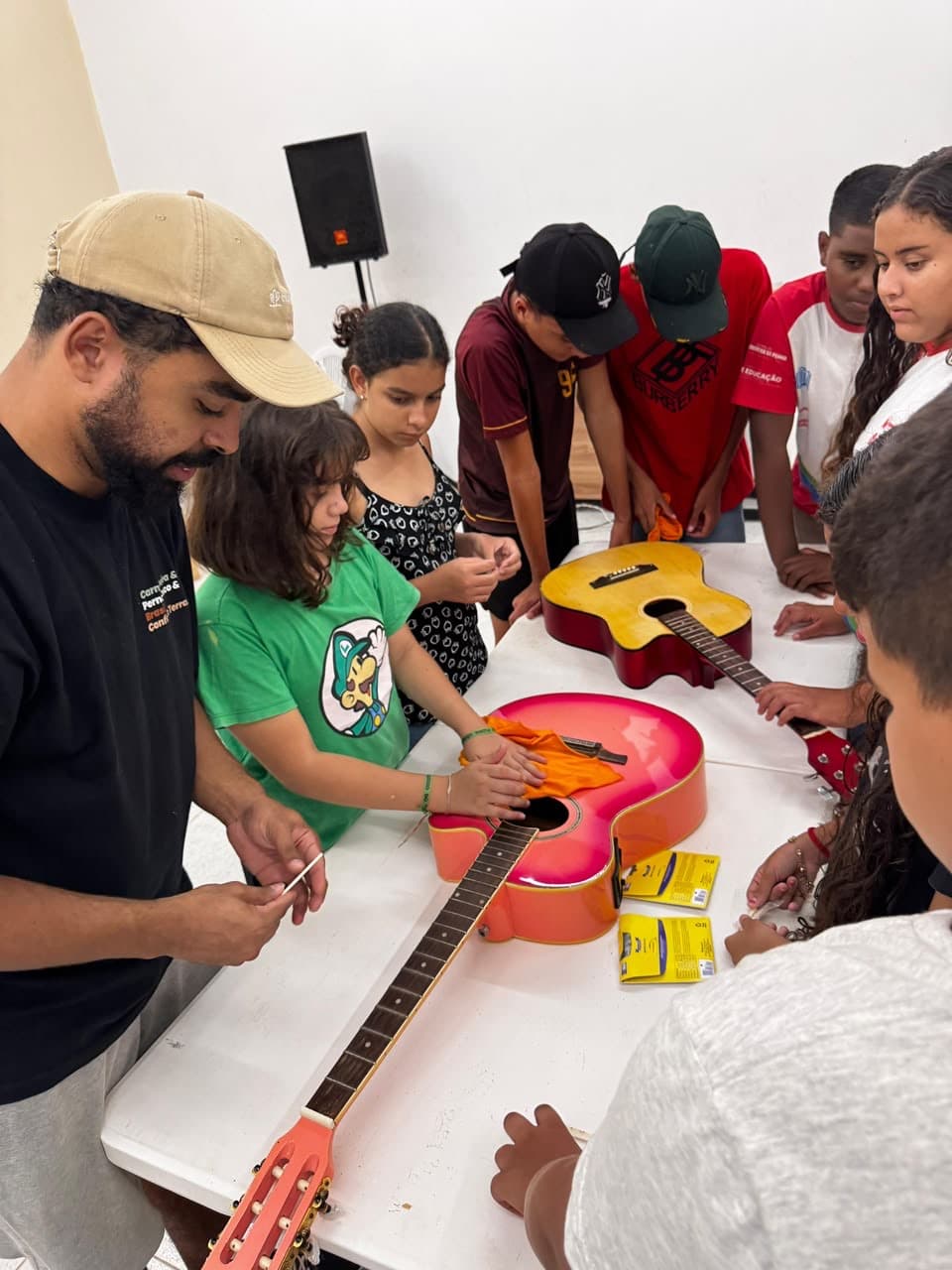 crianças aprendendo a construir violão 
