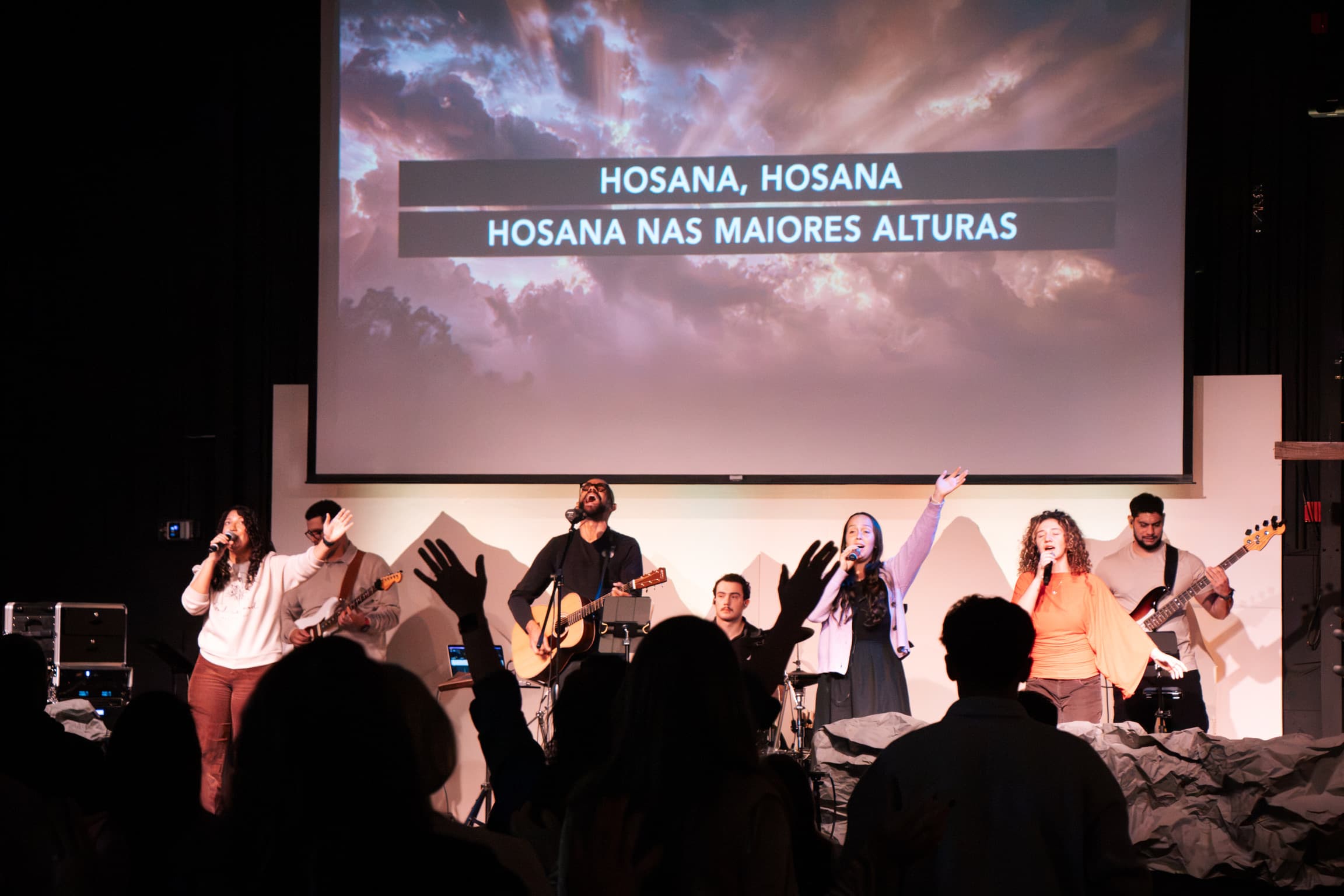 cena a igreja, grupo de louvor momento de adoração