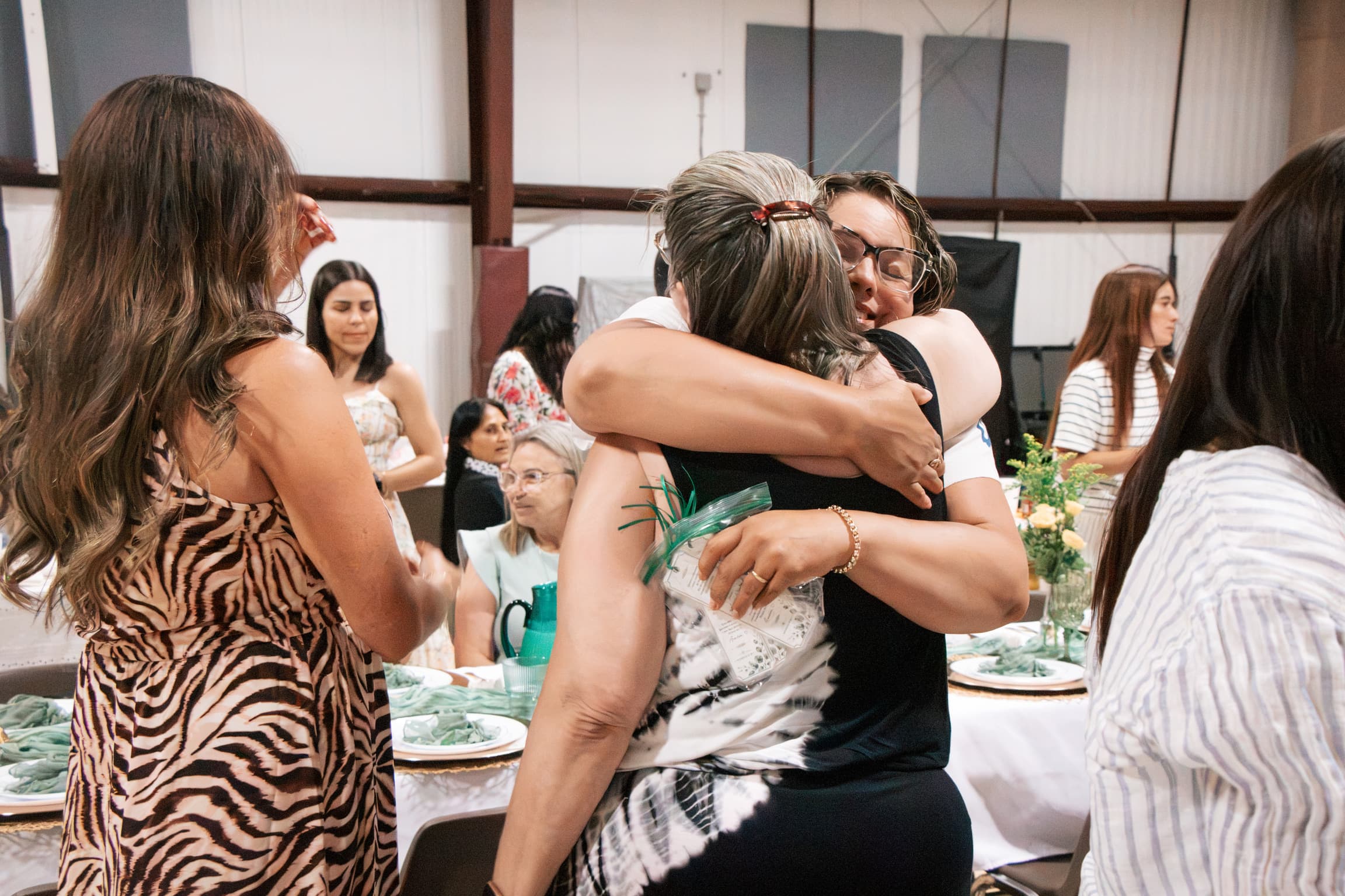 mulheres se abraçando