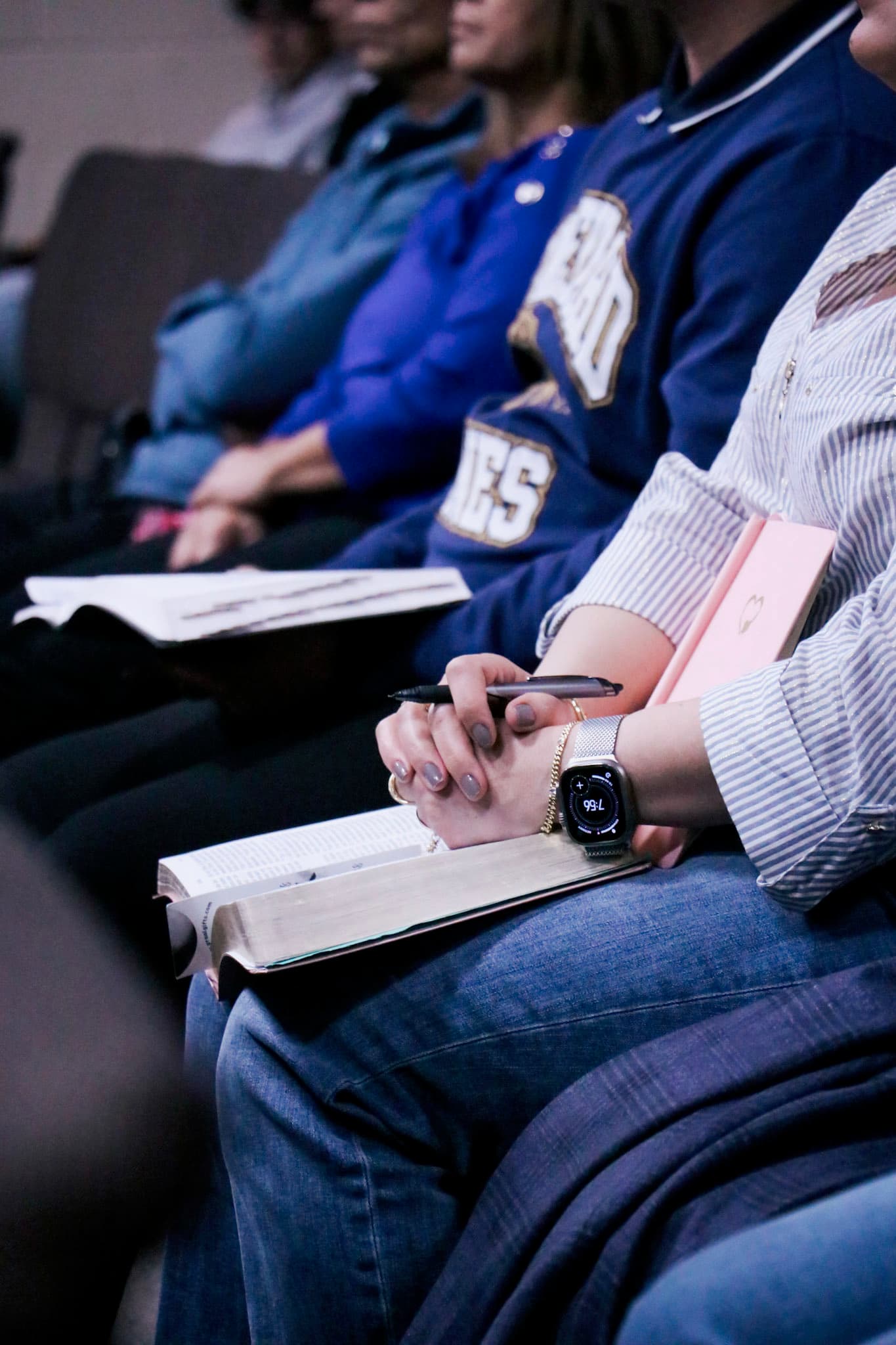 Pessoas na igreja